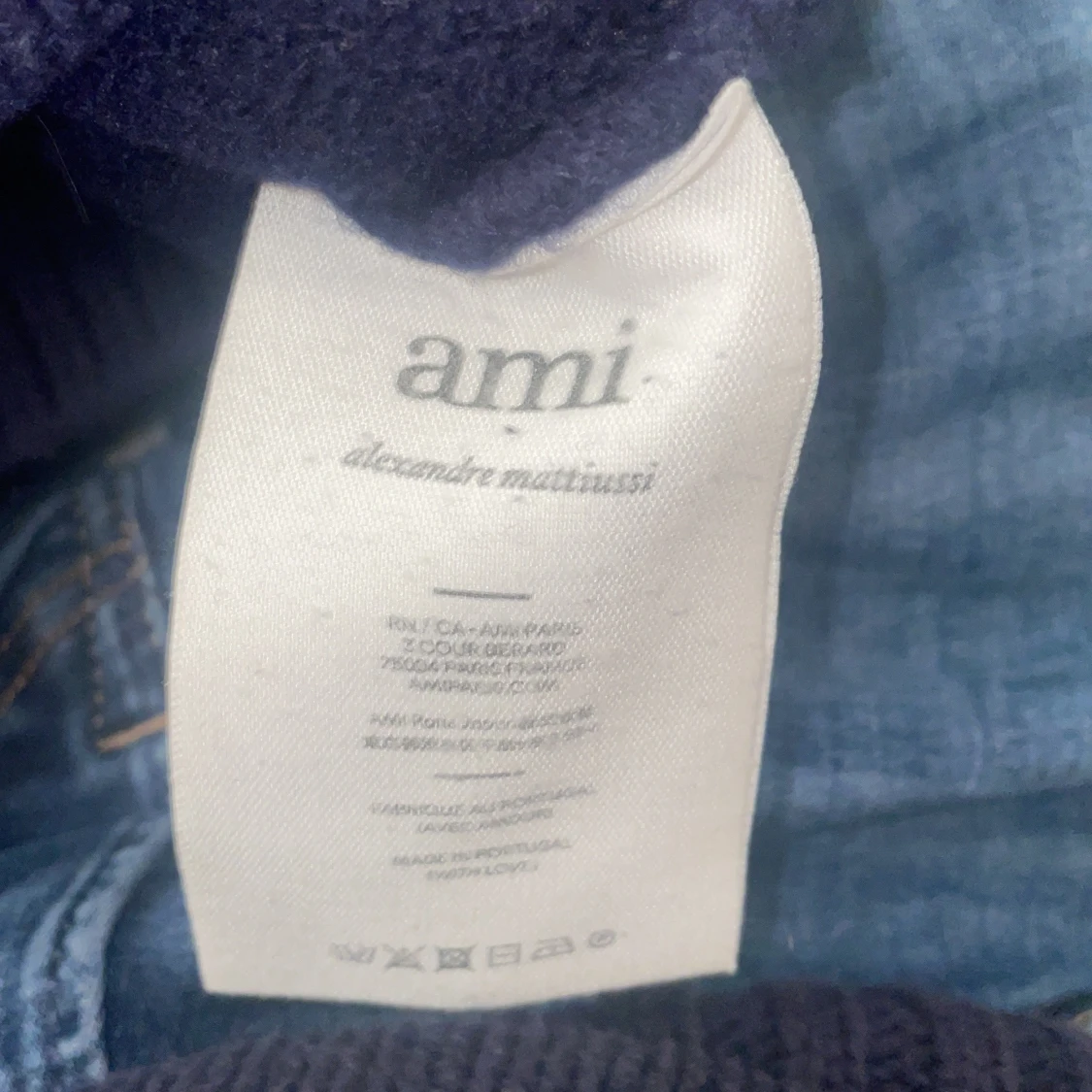 Mörkblå stickad tröja med hjärta från Ami - 3