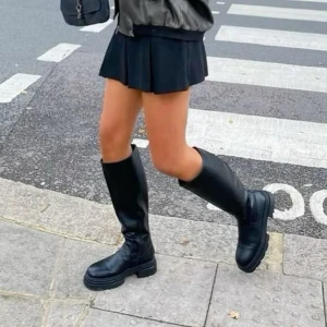 Snygga knähöga stövlar från Monki - Trendiga knähöga stövlar från Monki i storlek 37! Svart skinnimitation med stilren design och låg klack – perfekta till både vardags och utekvällar. Väldigt lite använda och i toppskick. Passar lika bra till jeans som till klänning eller kjol. Perfekta för vår, höst och kyligare sommarkvällar! Hör gärna av er om ni har några frågor 💗 Nypris: 859kr