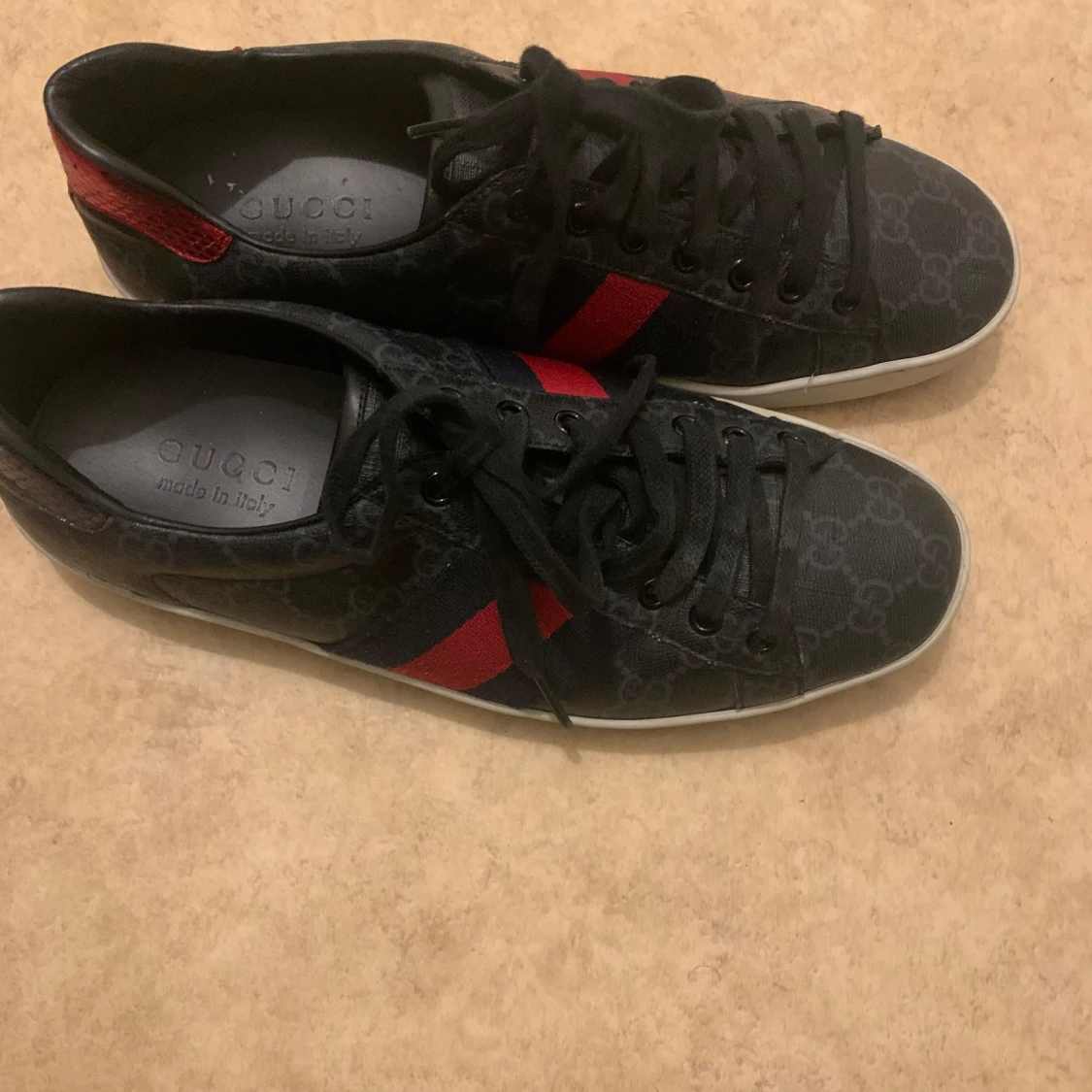 Svarta sneakers från Gucci med röd och blå rand - 1