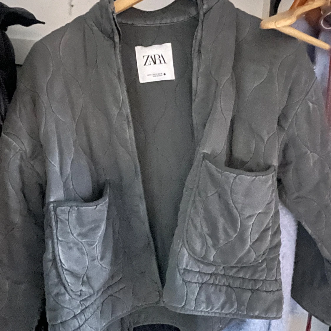 Grå quiltad jacka från Zara - 1