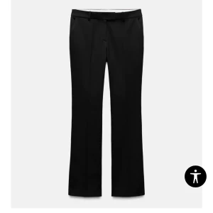 Låg midjade svarta kostymbyxor💛 - Säljer dessa snygga och stilrena svarta kostymbyxor med låg midja från Zara. Aldrig andvända med lappen kvar. Säljer pga att de inte passar mig. Köpta för 399 kronor.