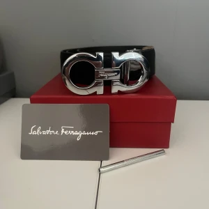 Ferragamo Bälte - Säljer nu mitt ferragamo bälte jag använt ett tag. Riktigt fint sick inga defekter box sickas med samt allt som kom med den ny.  Följer även med en (nål) så du kan göra egna hål. Pris ej hugget i sten. Skriv vid övriga frågor 👊