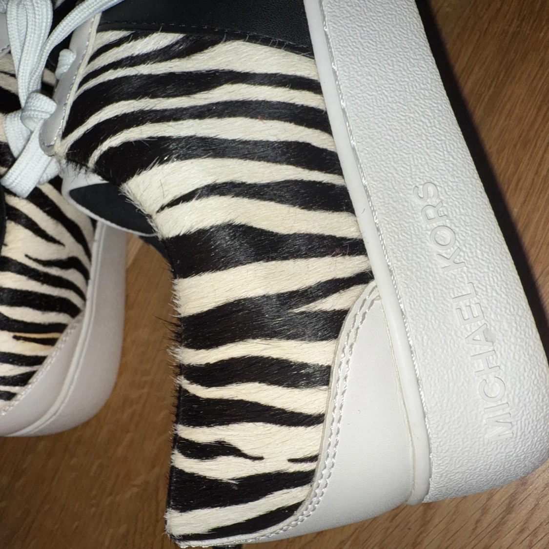 Michael Kors sneakers med zebramönster - 2