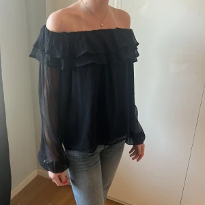 Snygg blus  - Säljer denna söta volang blus från Gina Tricot. Den går att dra ner så att kanten sitter på axlarna💕 Använd fåtal gånger. Pris går att diskuteras🫶🏼