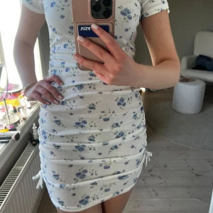 Vitblommig kortklänning 💙 - Superfin vit kortklänning💙 Säljer då den ej används längre, den är i storlek 158 men passar mig som är 172🥰 Perfekt för sommarens alla tillfällen!
