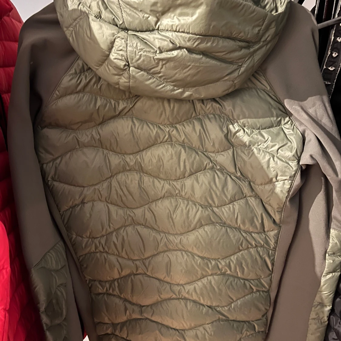 Grön hybridjacka med huva från Peak Performance - 1