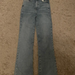 Ljusblå bootcut jeans Curve - Säljer ett par ljusblå bootcut jeans från Curve. Jeansen har klassisk femficksdesign, hög midja och utsvängda ben. Perfekta för dig som gillar en retroinspirerad look med bekväm passform.