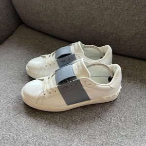 Valentino Open - Säljer ett par fräscha Valentino Opens i size 42. Blå/grå stripe. Hör av er vid funderingar!