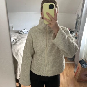Beige teddyjacka med dragkedja - Mysig beige/vit teddyjacka med hög krage och dragkedja framtill. Endast använd fåtal gånger. 