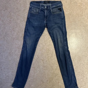 Replay jeans - [Replay Anbass] [Nypris:1499kr] [Mitt pris 349] [Storlek 29/32] [Säljes billigt pga två små hål se första bild, SYNS KNAPPT][Annars bra skick!] Hör av dig vid frågor eller andra bilder! Priset kan gå att disskutera vid smidig affär!💫😊