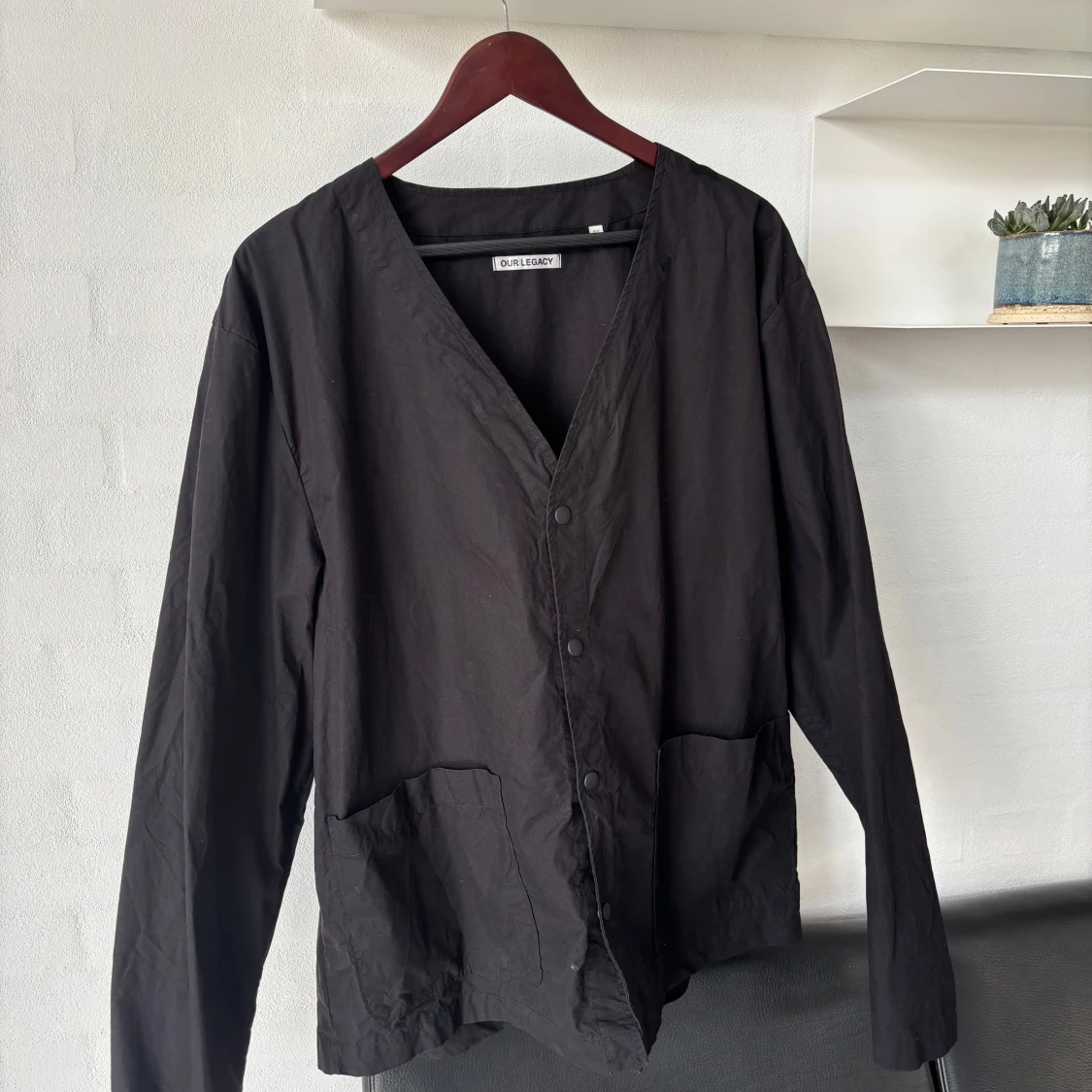 Svart skjorta med v-ringning från Our Legacy - 1