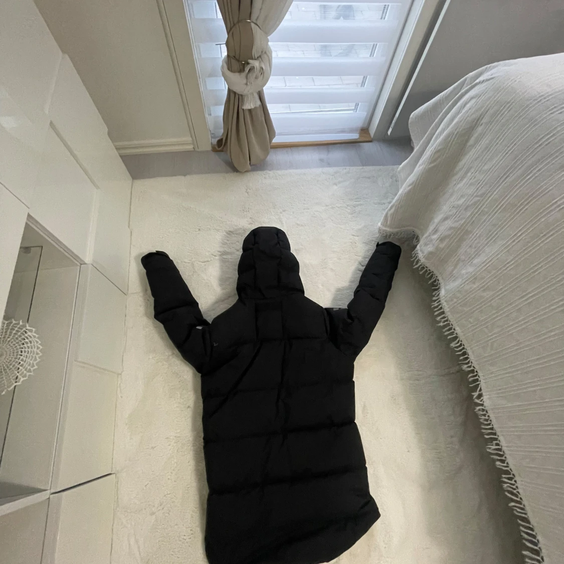 Svart pufferjacka med huva från Peak Performance