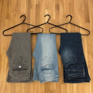 Tre par jeans - Tre par supersnygga utsvängda jeans från H&M. Alla är i storlek 152 och är i fint skick, helt slutsålda! Skriv för fler bilder på alla jeansen💕 Säljer för 220kr /st eller 600kr för alla tre!