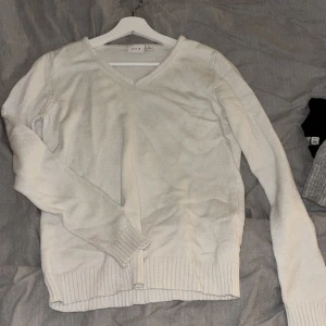 Vit stickad tröja  - Säljer en vit stickad tröja från VILA med en liten v-ringning. storlek s