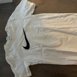 Vit Nike T-shirt  - Vit Nike T-shirt med embroidery