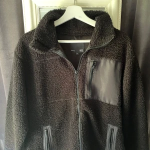 Svart Piléjacka  - Fin svart piléjacka från lager 157. Den är i strl S men passar även M då den är lite oversized🌷 använd 1 gång