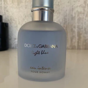 Dolce gabbana light blue - Dolce & Gabbana Light Blue doftar fräscht och somrigt ☀️ med inslag av citron 🍋, grönt äpple 🍏 och blommiga toner 🌸. En lätt, ren och uppfriskande parfym perfekt för vardag och varma dagar! Ca 87/100ml kvar i flaskan