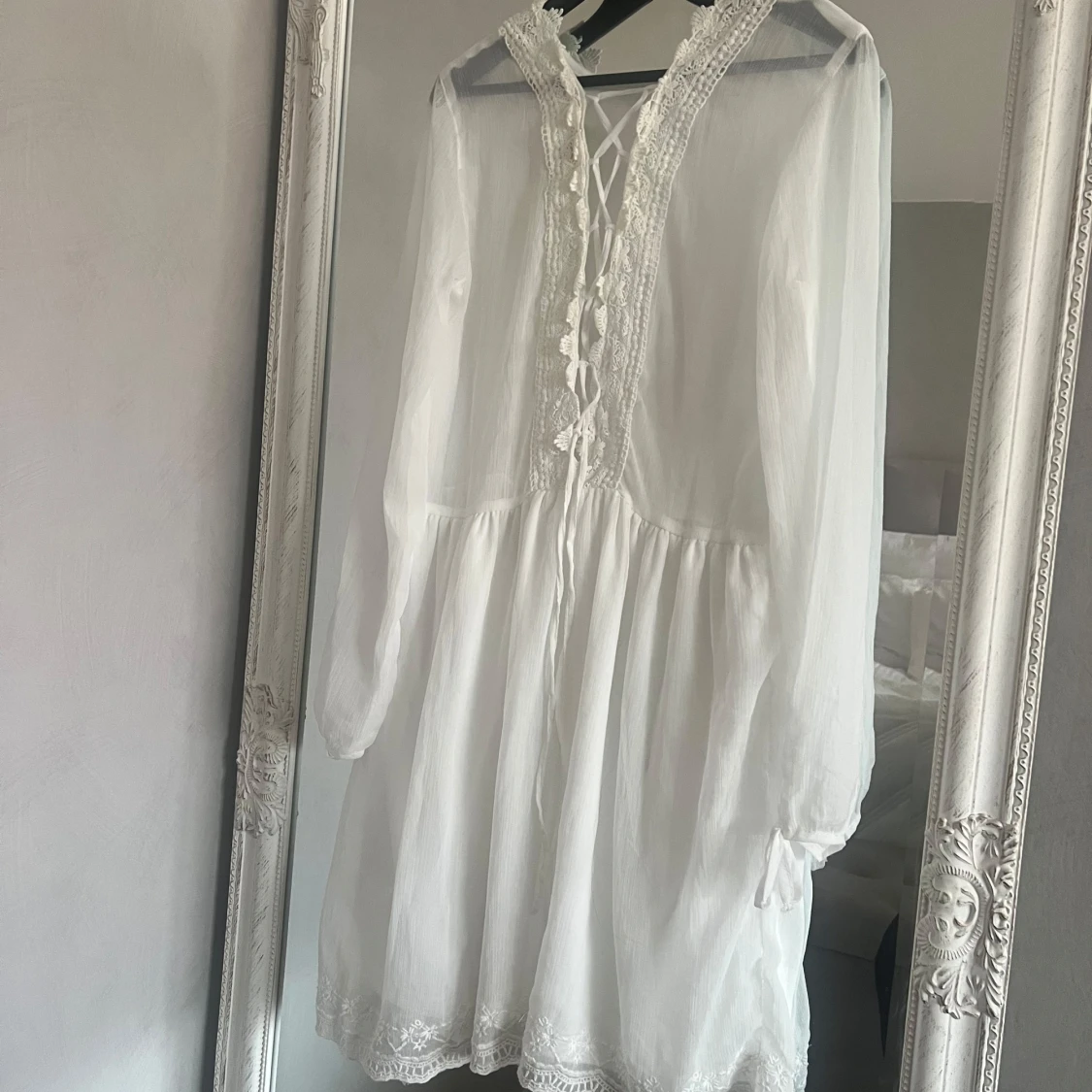 Vit spetsklänning med snörning - 1