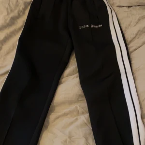 Palm angels byxor  - Svarta Palm angels träningsbyxa med ett bra skick 
