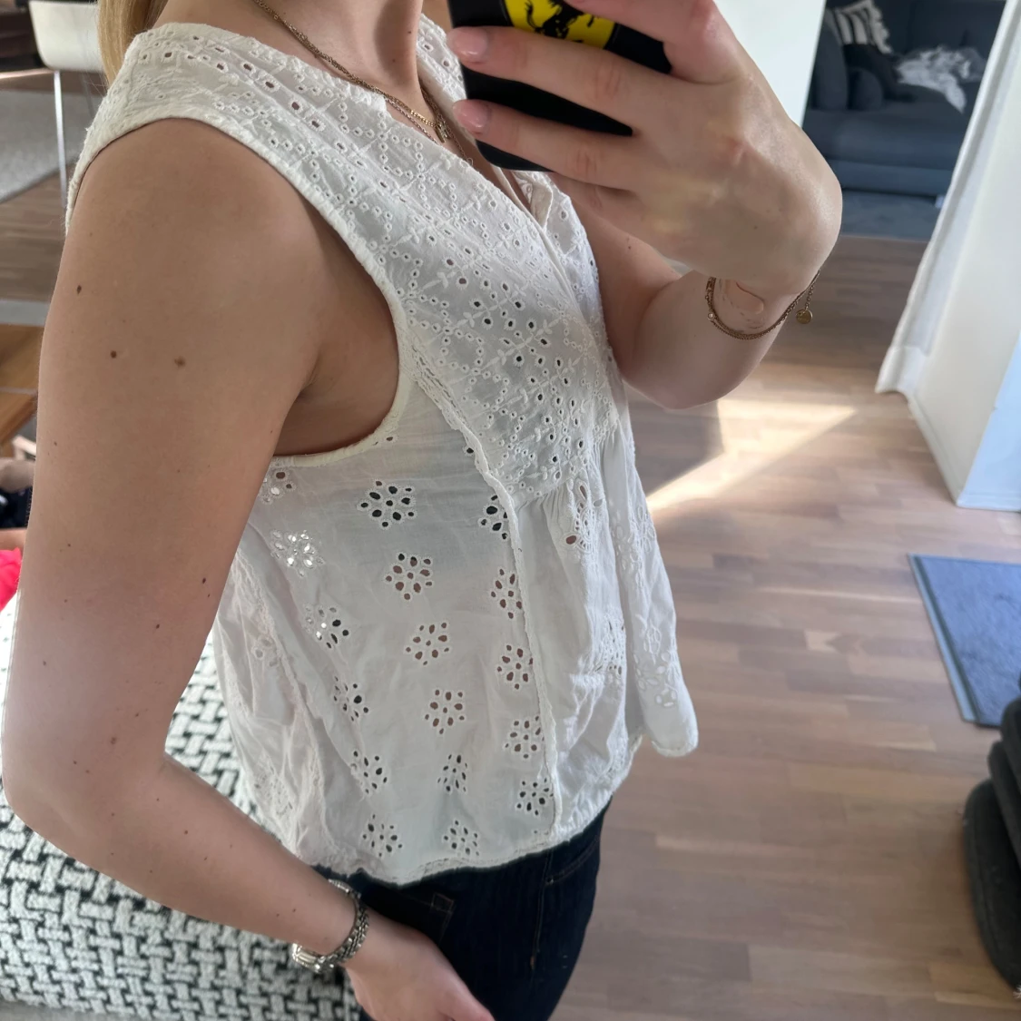 Vit ärmlös blus med broderade detaljer - 3