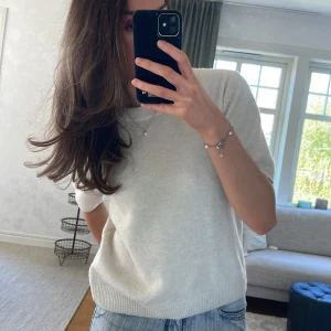 Vit stickad tröja från H&M - Vit stickad tröja från HM, knappt använd💗💗.