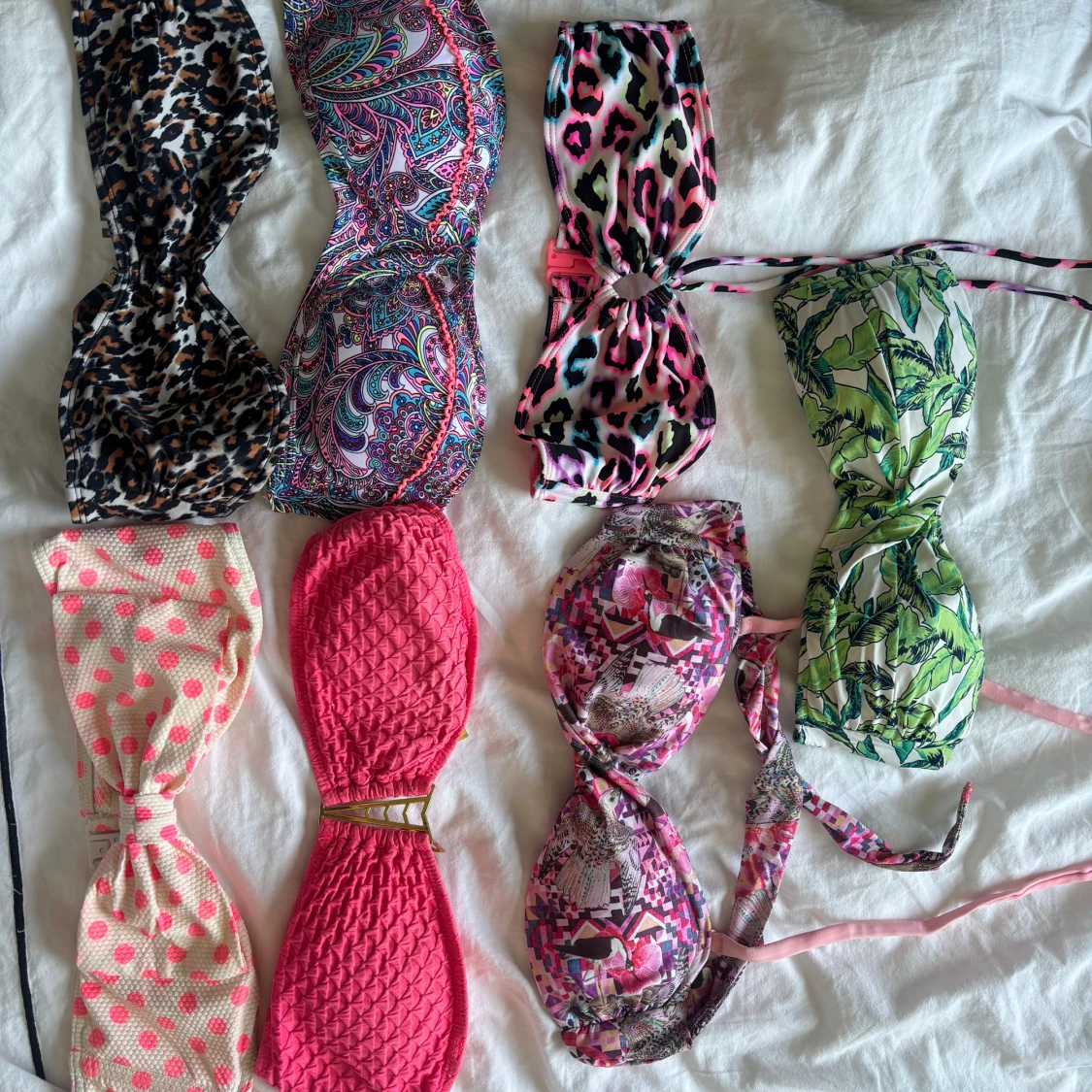 Färgglada bikinibanduer i olika mönster