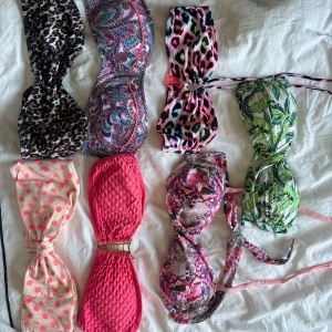 Färgglada bikinibanduer i olika mönster - Storlek 36-38 Skriv vilken ni är intresserade av! Säljer flera bandeau-bikinis i olika färger och mönster. Här finns leopard, paisley, leopardrosa, tropiskt grönt, prickigt, rosa ribbad och två olika blommiga. Perfekt för sommaren och strandhäng!