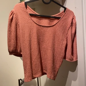  topp  Olika färg storlek S - Svart kortärmad topp från F&F med v-ringning och knappar framtill. Toppens material är mjukt och stretchigt, perfekt för en enkel och stilren look.