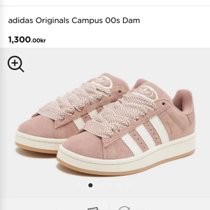 adidas Originals Campus 00s Dam sneakers - Säljer mina rosa adidas campus då de är för små för mig. Jag har använt de två gånger så ny skick💓Har ingen box tyvärr men köpta på Jd, man får med vita skosnören och ett Scuff ersaser som är en buff som tar bort fläckar från exempelvis vatten då de är mocka som lätt suger åt sig vatten. De passar perfekt till en avslappnad look inför sommaren🌺nypris: 1300kr