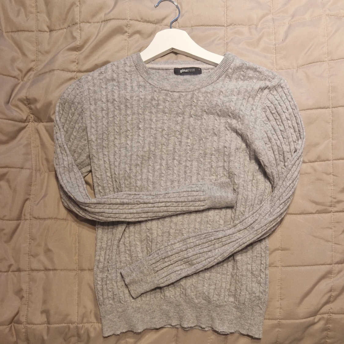 Grå kabelstickad tröja från Gina Tricot - 3