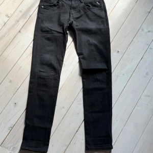 Svarta Replay jeansbyxor - 📊 Färg: Svart                                                             ♻️ Skick: Mycket bra                                                Ett par stilrena svarta Replay jeans i fantastiskt skick! Dessa jeans är perfekta för dig som älskar en klassisk och tidlös look. De är i mycket bra skick, vilket innebär att de är sparsamt använda och väl omhändertagna.  Kan skickas direkt! 📦
