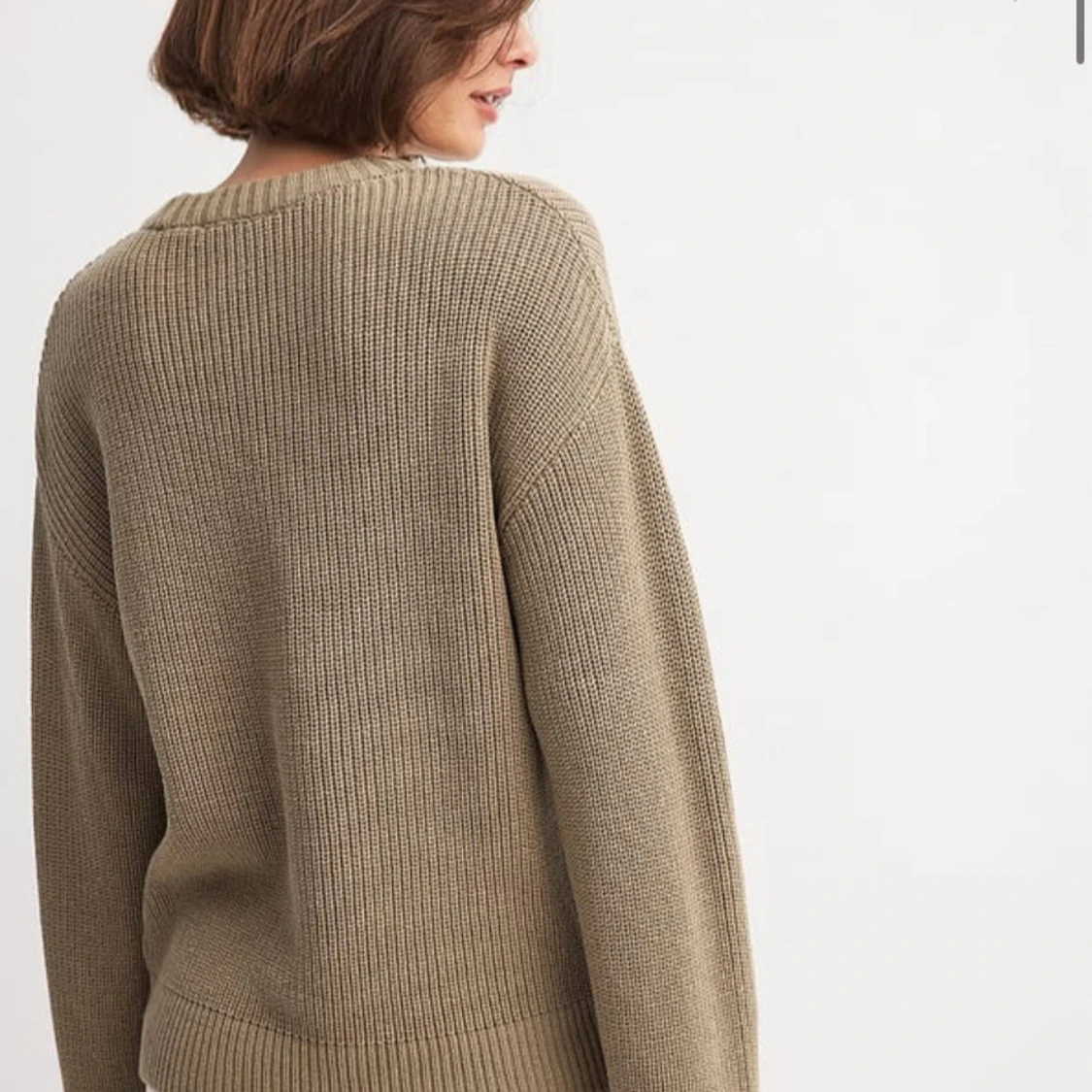 Beige stickad tröja med rund hals - 2