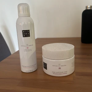 Rituals Sakura duschskum och body cream - Säljer ett set från Rituals The Ritual of Sakura med ett duschskum och en body cream som är sparsamt använda. Säljer båda för 80 kr. 