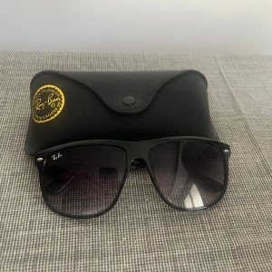 RayBan Boyfriend 4147 - Feta Ray Ban Boyfriends i ny skick, perfekt till våren och sommaren. Svart färg med lite lila toning i glaset. Kan mötas upp och frakta samma dag! 