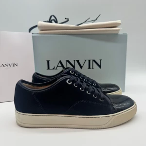 HELT NYA LANVINS CAP TOE  - Helt nya Lanvin Cap Toe - Skick: 10/10 endast testade en gång  - Storlek UK5 sitter som 40EU - Tillbehör: Box, Dustbag, broschyr, extra snören - Nypris 5200kr - deluxecloset 