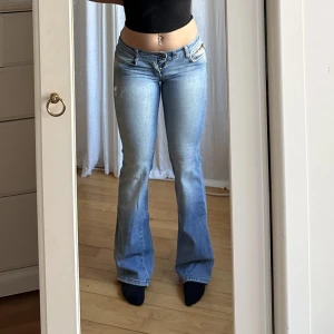 Only jeans - Lågmidjade bootcut jeans från Only, stretchiga, (försmå därav endast en knapp stängd)💓midja 70 innerben 82 jae 165, har ett hål som inte syns på bild men tycker personligen att de ser ganska snyggt ut💕