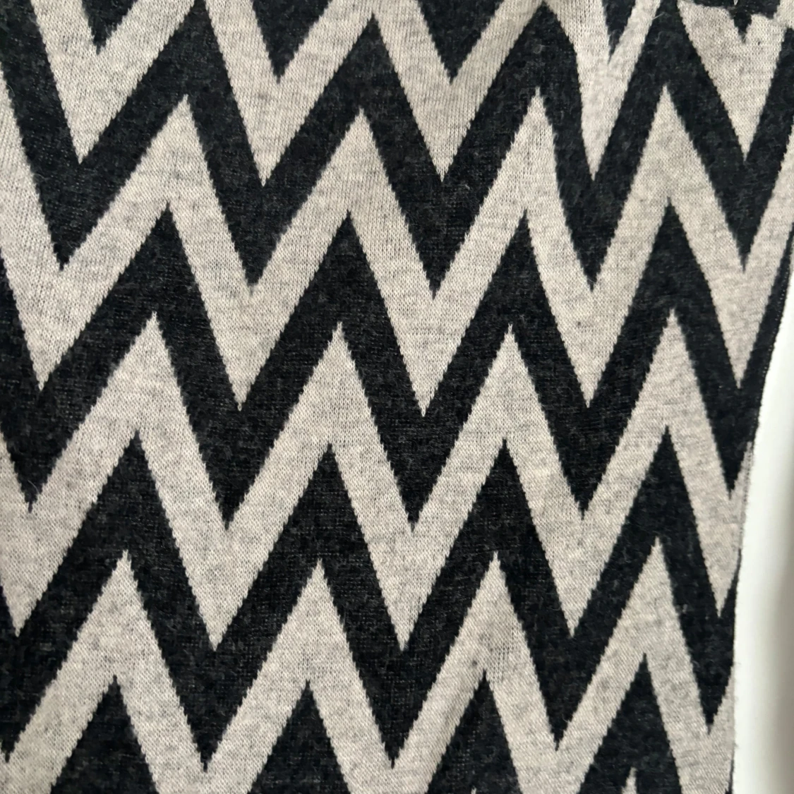 Svart och beige mönstrad klänning från Lefon - 3