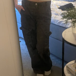 Gröna cargopants från Perfect Jeans - Säljer ett par gröna cargopants från Gina Tricot. Byxorna har stora fickor på sidorna och baktill. De har två små hål vid insidan av byxmidjan, som man kan se på bild 4💕