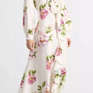 Lindex/Vit blommig omlottklänning med volang - Säljer en lång vit omlottklänning med stora rosa blommor och gröna blad. Klänningen har långa ärmar, volangdetaljer längs kanten och knytband i midjan. Perfekt för sommarens alla tillfällen!storlek medium/aldrig använd 
