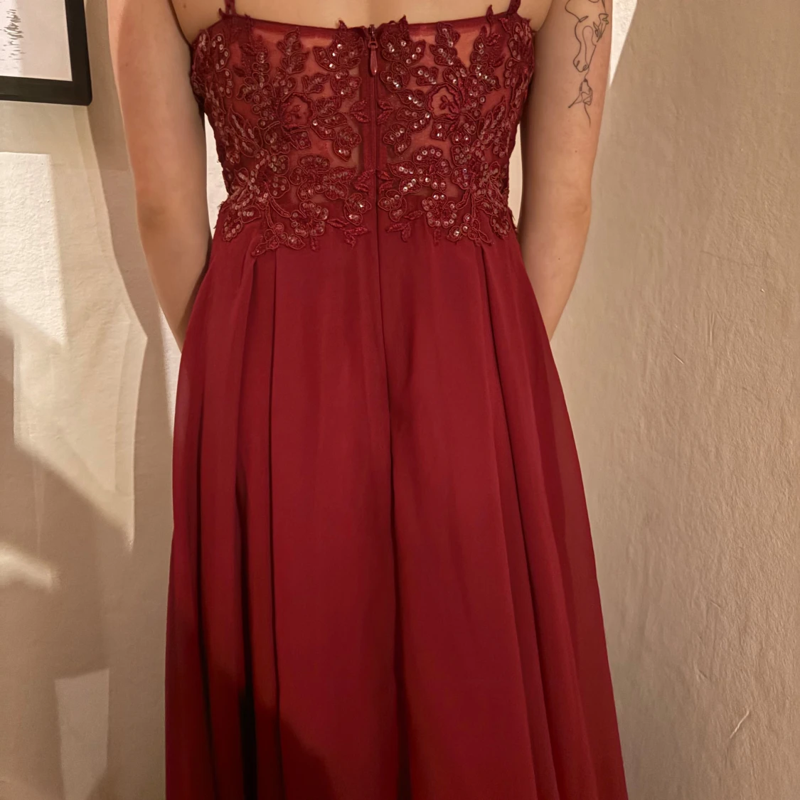 Vinröd långklänning med spets och slits - 1