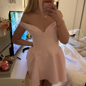 Rosa klänning/ birthday dress  - Rosa klänning från babyboo i storlek xs nyköpt! Bara testad men den var för liten på mig så kan inte använda den! Perfekt för födelsedags klänning jätte fin!  Den är normal i storleken bara jag som tog fel och kan inte lämna tillbaka och få pengarna tillbaka så väljer att sälja den istället  Köpte den för 1500kr med frakt men säljer för 1200kr kan diskutera pris