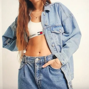 Blå jeansjacka - Säljer en snygg blå jeansjacka. Perfekt nu till vår och sommar💙