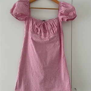 Rosa klänning - Supersöt rosa och vit rutig klänning från Zara passar perfekt till sommaren. Mycket bra skick använts fåtal gånger. För mer bilder och frågor kontakta mig💕