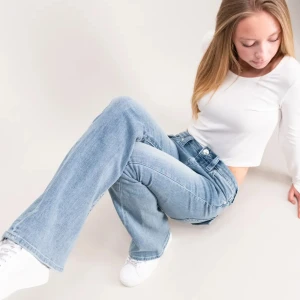 True religon jeans - Säljer nu mina true religon jeans som e as snygga bootcut lågmidjade. Dom är slitna där nere vid fötterna därför har jag sänkt paket från 1300 till 800 kronor ❤️