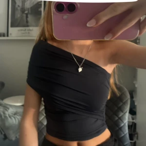 Mörkblå/svart one shoulder topp - Snygg svart one shoulder topp, kom privat för frågor🥰