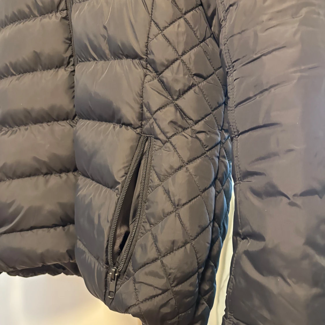 Svart pufferjacka med fuskpäls från Vinson - 2