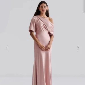 Intresse koll på min sprillans nya balklänning från by malina - Intressekoll på min sprillans nya by malina klänning! Ny pris 3600 kr