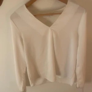 Vit v-ringad långärmad blus - säljer en jätte fin vit blus  från vila som tyvärr inte kommer till användning längre