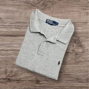 Ralph Lauren Piké  - Ralph Lauren Piké – Vit (L)⚪️👕  Säljer en klassisk och stilren Ralph Lauren piké i vit färg. Skön passform och tidlös design – perfekt för både vardag och sommarens tillfällen! Billigt pris på grund av defekt – se sista bilden.  ✅ Storlek: L 📏 Mått: Längd 73 cm, armhåla till armhåla 65 cm, axel till axel 55 cm 🎨 Färg: Vit 👕 Modell: Piké 🏷 Märke: Ralph Lauren 🛍 Nypris ca 1800 kr  📍 Finns i Linköping, kan skickas mot fraktkostnad. 💬 Hör av dig vid intresse!  93  #ralphlauren #ralphlaurenpolo #pikét