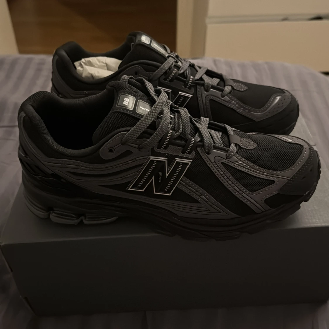 Svarta New Balance skor 1960r